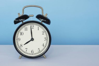 Masadaki çalar saat.