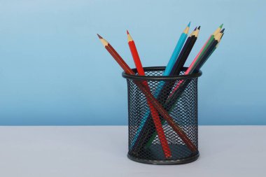 Masada renkli kalemler var.