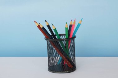 Masada renkli kalemler var.