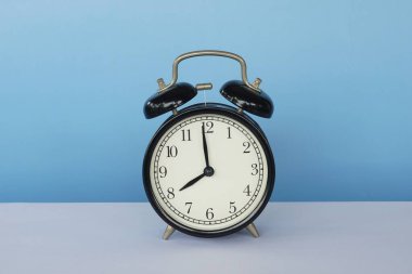 Masadaki çalar saat.