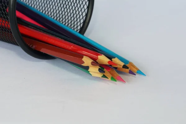 テーブルの上の色鉛筆は — ストック写真