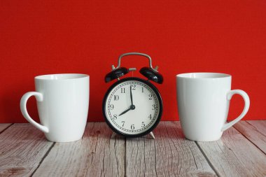 Masada çalar saat olan kupalar.