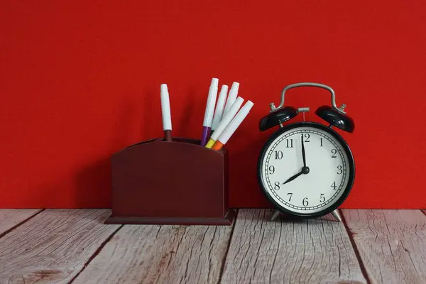 Alarm Clock Colored Pens Table — Fotografia de Stock