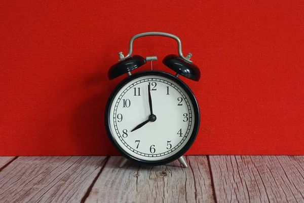 Reloj Despertador Contra Fondo Rojo —  Fotos de Stock
