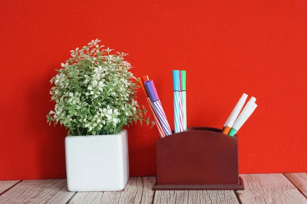 Штучна Квітка Ручками Столі — стокове фото