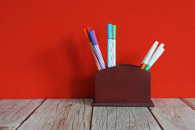 Masadaki renkli kalemler