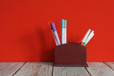 Masadaki renkli kalemler