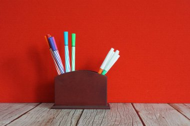 Masadaki renkli kalemler