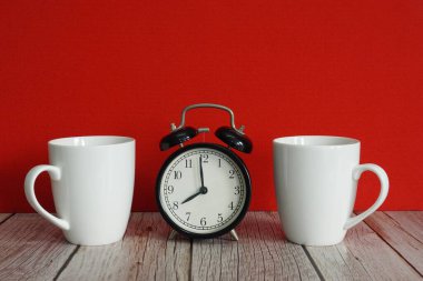 Alarmlı çift bardak.