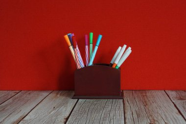 Masadaki renkli kalemler