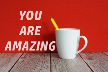 Motivasyon alıntıları olan beyaz bir kupa