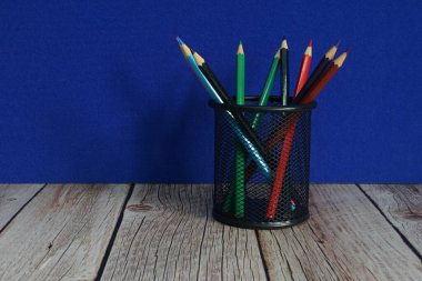 Masada renkli kalemler var.