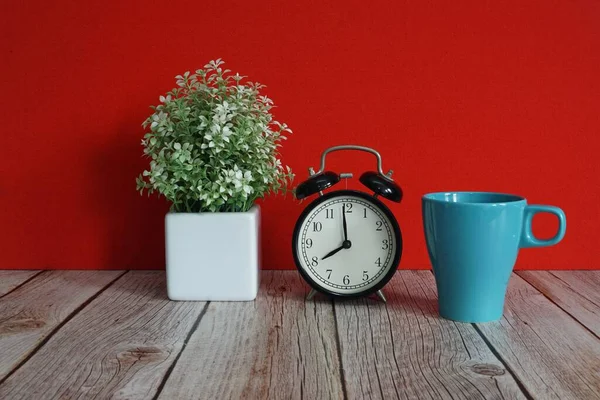 Alarm Clock Potted Flower Table — Stockfoto