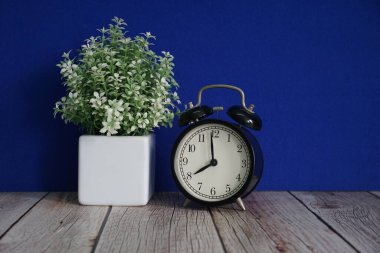 Masadaki çalar saat.