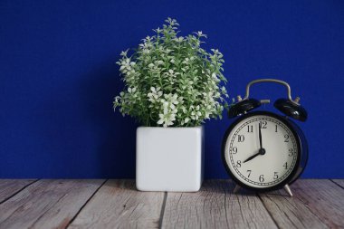 Masadaki çalar saat.