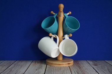 Kupalar mavi arkaplana karşı masada