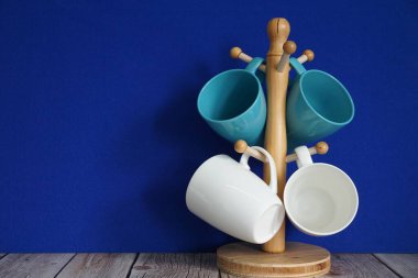 Kupalar mavi arkaplana karşı masada