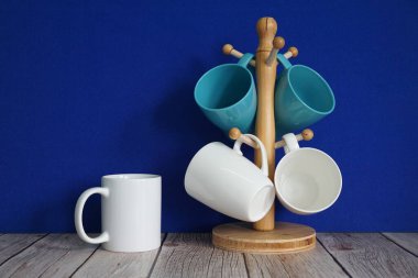 Kupalar mavi arkaplana karşı masada