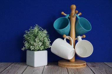 Kupalar mavi arkaplana karşı masada