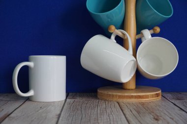 Kupalar mavi arkaplana karşı masada