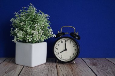 Masadaki çalar saat.