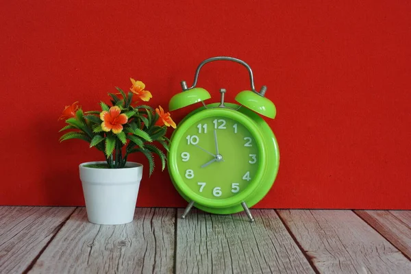 Despertador Verde Com Flor Vaso Mesa — Fotografia de Stock