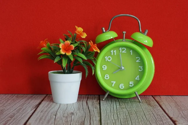 Зелений Будильник Горшковою Квіткою Столі — стокове фото