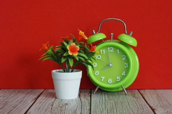 Green Alarm Clock Potted Flower Table — Stockfoto