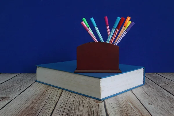 Colored Pens Book Table — Fotografia de Stock