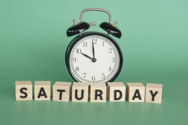 Ahşap küplü çalar saat. Cumartesi konsepti