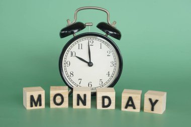 Tahta küplü çalar saat.