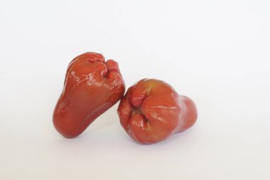 Beyaz arkaplanda Syzygium samarangense veya gül elması