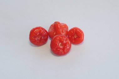 Ahşap arka planda kırmızı gül elmaları