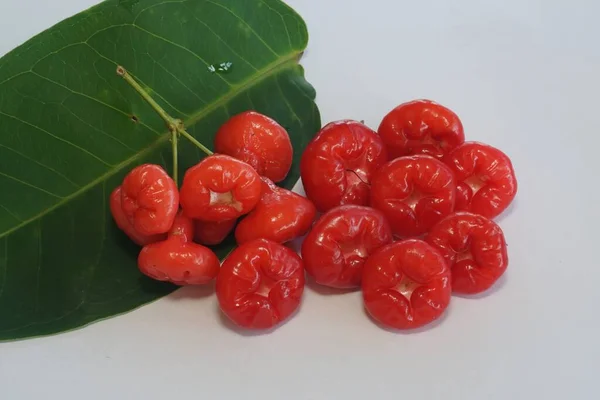 Pommes Roses Rouges Sur Fond Bois — Photo