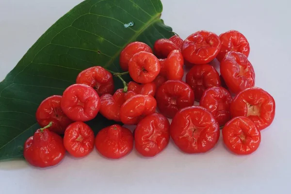 Rote Rosenäpfel Auf Dem Hölzernen Hintergrund — Stockfoto