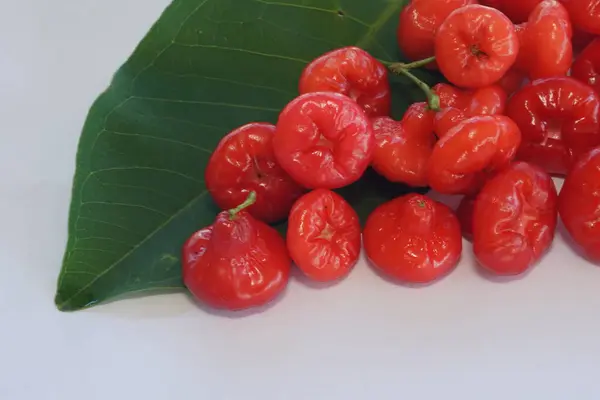 Manzanas Rosadas Rojas Fondo Madera — Foto de Stock