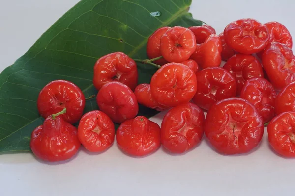 Manzanas Rosadas Rojas Fondo Madera — Foto de Stock