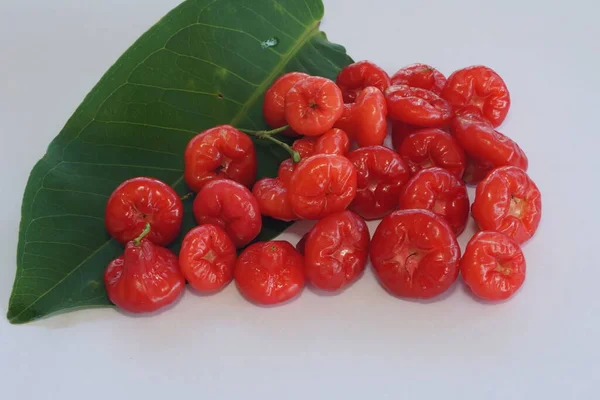 Rote Rosenäpfel Auf Dem Hölzernen Hintergrund — Stockfoto