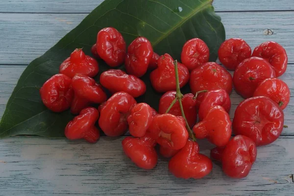 Manzanas Rosadas Rojas Fondo Madera — Foto de Stock