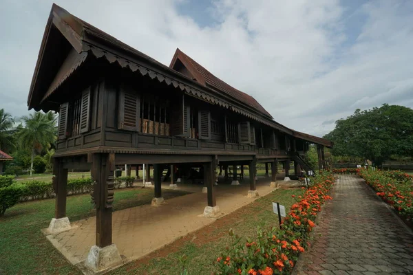 Teratak Baは 有名なマレー人学者Zainal Abidin Bin Ahmad Zaba の人生に捧げられた博物館です マレーシア ネゲリ — ストック写真