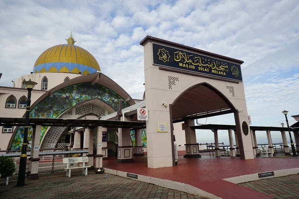 Melaka Malaysia August 2022 Melaka Straits Mosque Located Melaka City — Stock Photo, Image