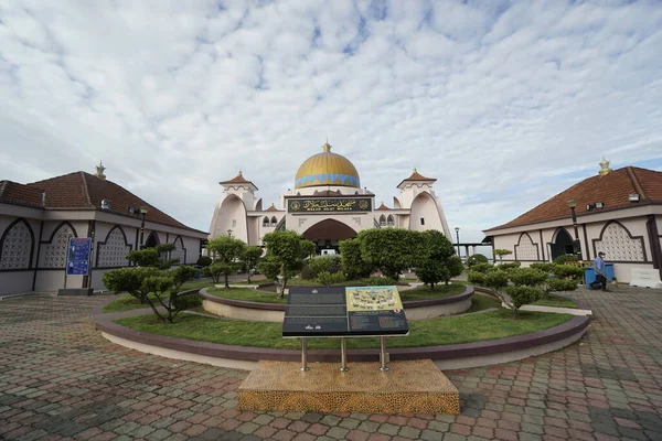 Melaka Malaysia August 2022 Melaka Straits Mosque Located Melaka City — Fotografia de Stock