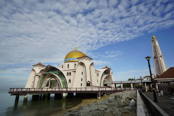 Melaka Malaysia August 2022 Melaka Straits Mosque Located Melaka City — Fotografia de Stock