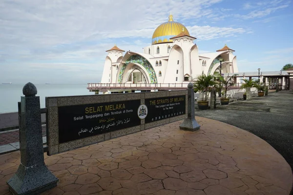 Melaka Malaysia August 2022 Melaka Straits Mosque Located Melaka City — Fotografia de Stock