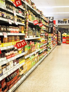 raf bir süpermarket vurgulayarak, indirimli ürünler