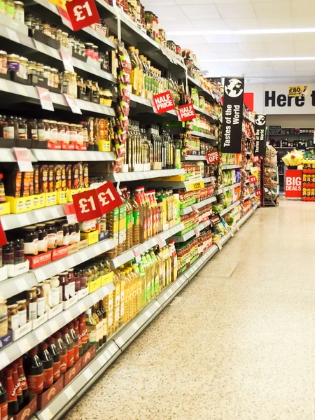 Estanterías en un supermercado destacando los productos con descuento — Foto de Stock