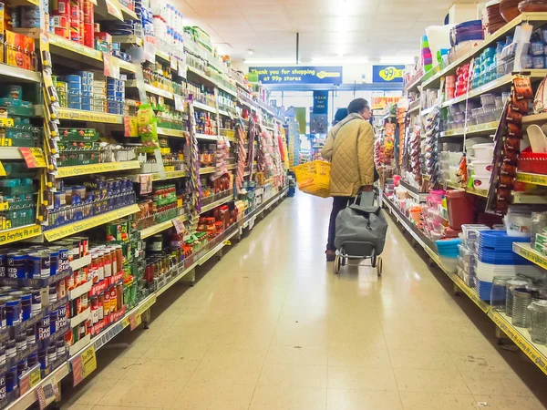 Gammal dam shopping i en lågprisbutik — Stockfoto