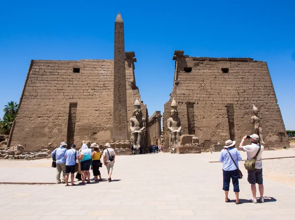 游客在埃及卢克索神庙入口处 免版税图库照片