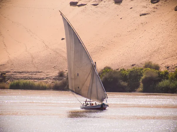 A felucca sailing on the river Nile in Egypt — Stock Photo, Image