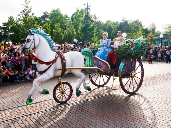 Slapende schoonheid en Prins philip in disneyland Parijs — Stockfoto